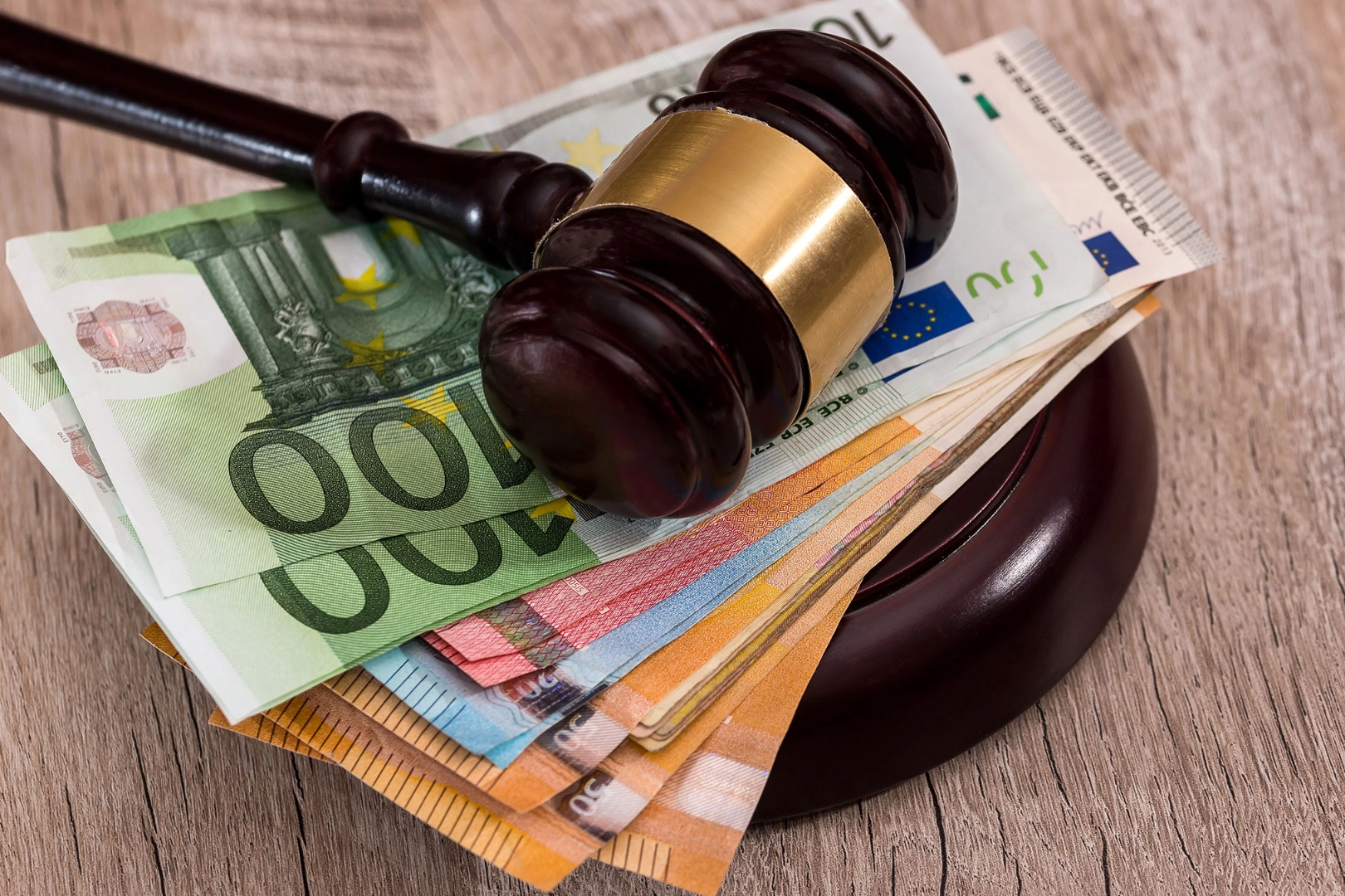Richtergavel auf einem Stapel Euro-Banknoten