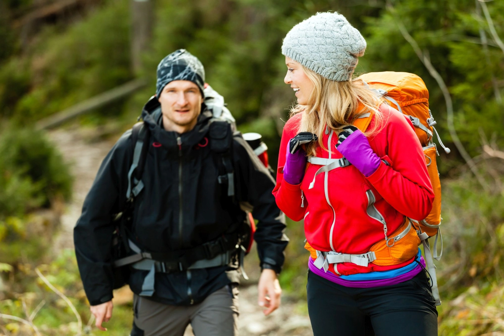 Paar beim gemeinsamen Wandern in der Natur