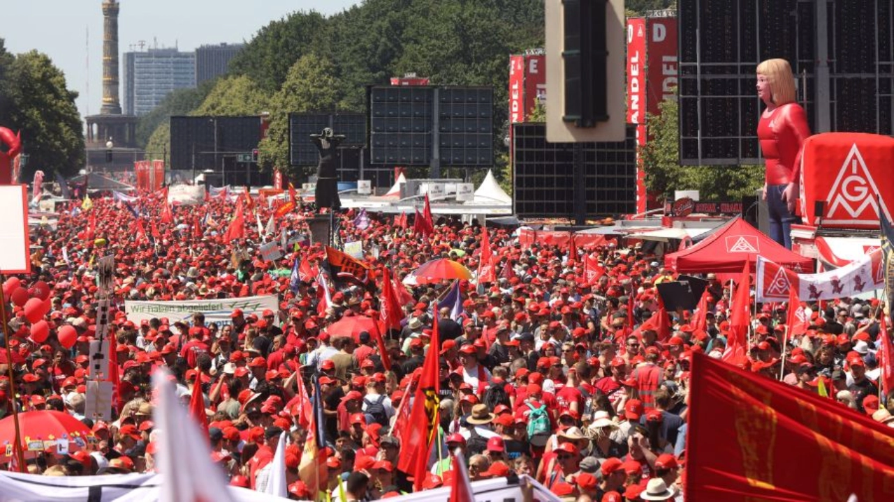 Über 50 000 Metallerinnen und Metaller demonstrieren in Berlin für einen fairen Wandel.