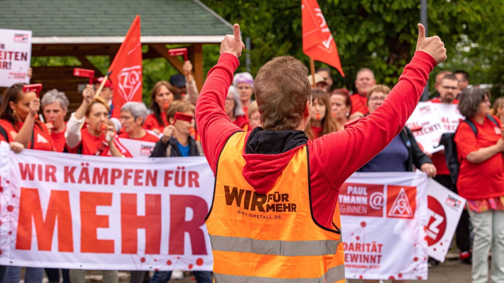 Beschäftigte demonstrieren während der Tarifverhandlungen zur Tarifrunde Textil Ost 2024 in Meerane.