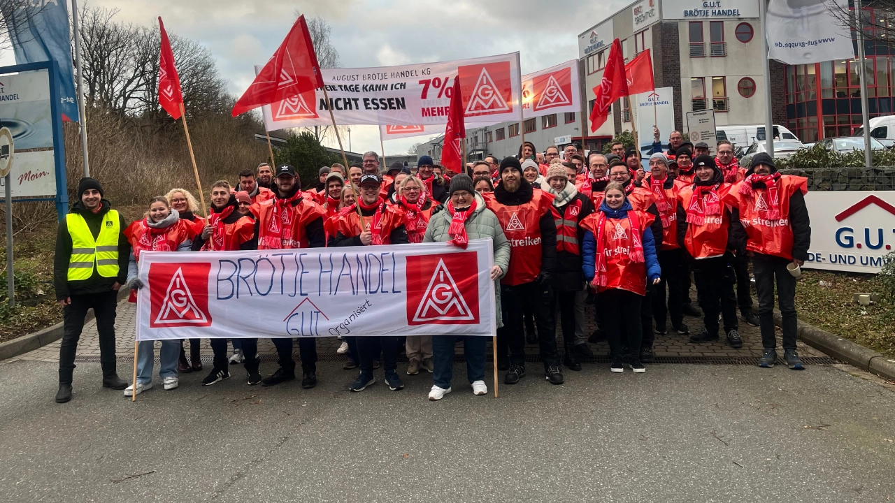 IG Metaller beim Warnstreik bei Hagola in Goldenstedt.
