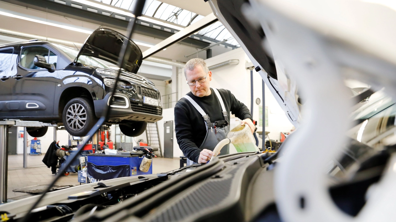 Alexander Großmann ist Mitarbeiter in der PSA Stellantis Werkstatt in Berlin