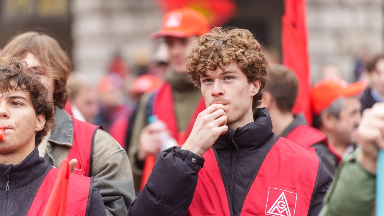 Ein junger Mann mit Trillerpfeife beim Warnstreik in der Metall-Tarifrunde