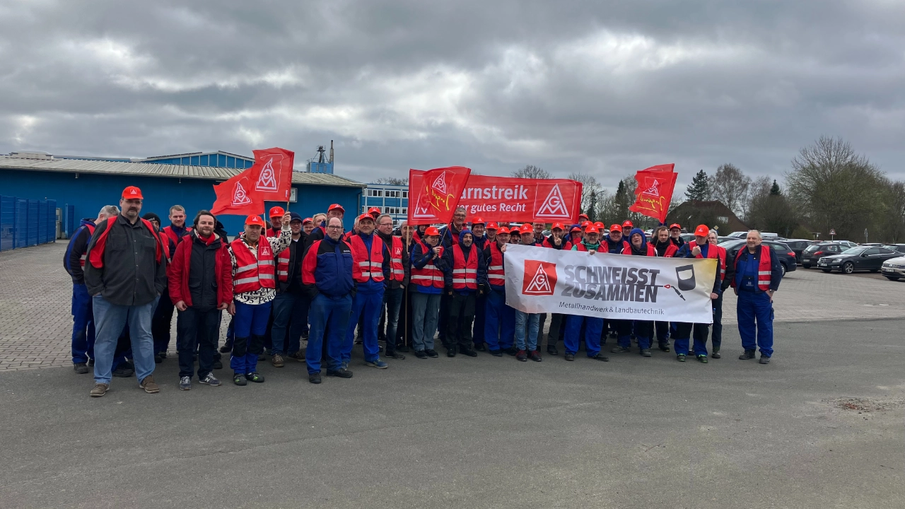 IG Metaller beim Warnstreik bei Hagola in Goldenstedt.
