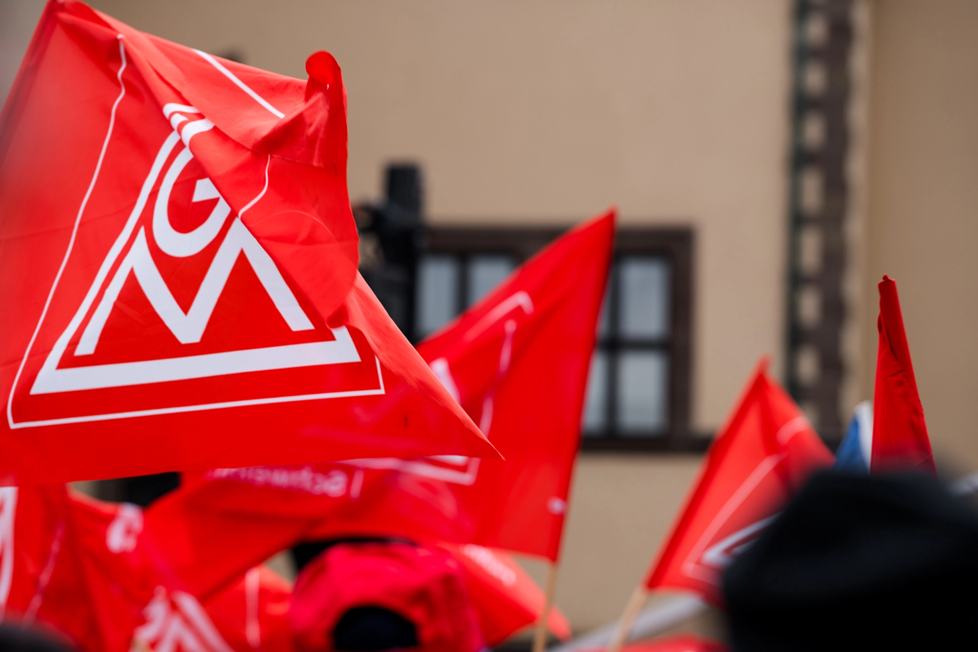 Beschäftigte von ZF, SKF, Bosch, Schaeffler und anderer Betriebe demonstrieren in Schweinfurt für den Erhalt ihrer Standorte.