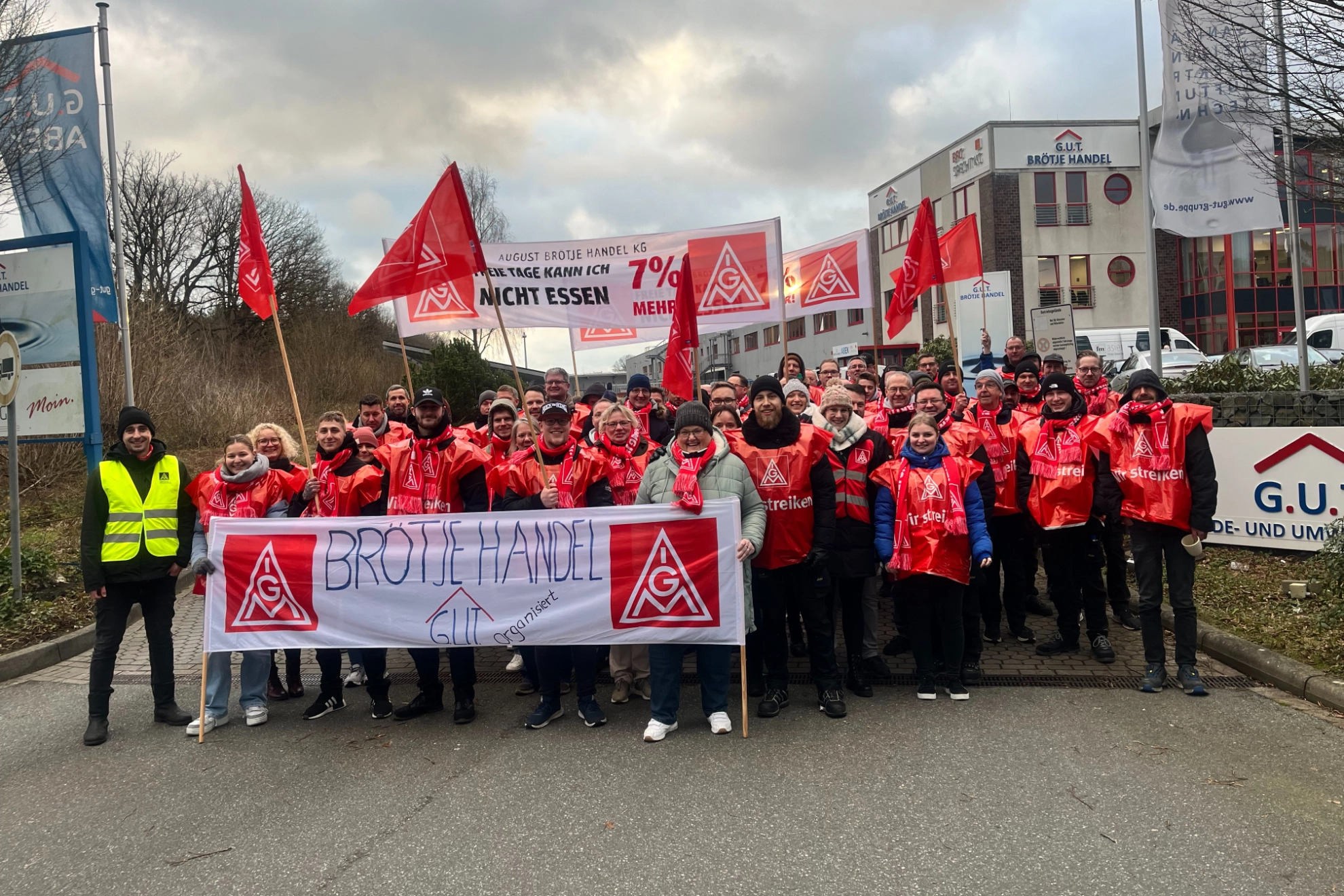 IG Metaller beim Warnstreik bei Hagola in Goldenstedt.
