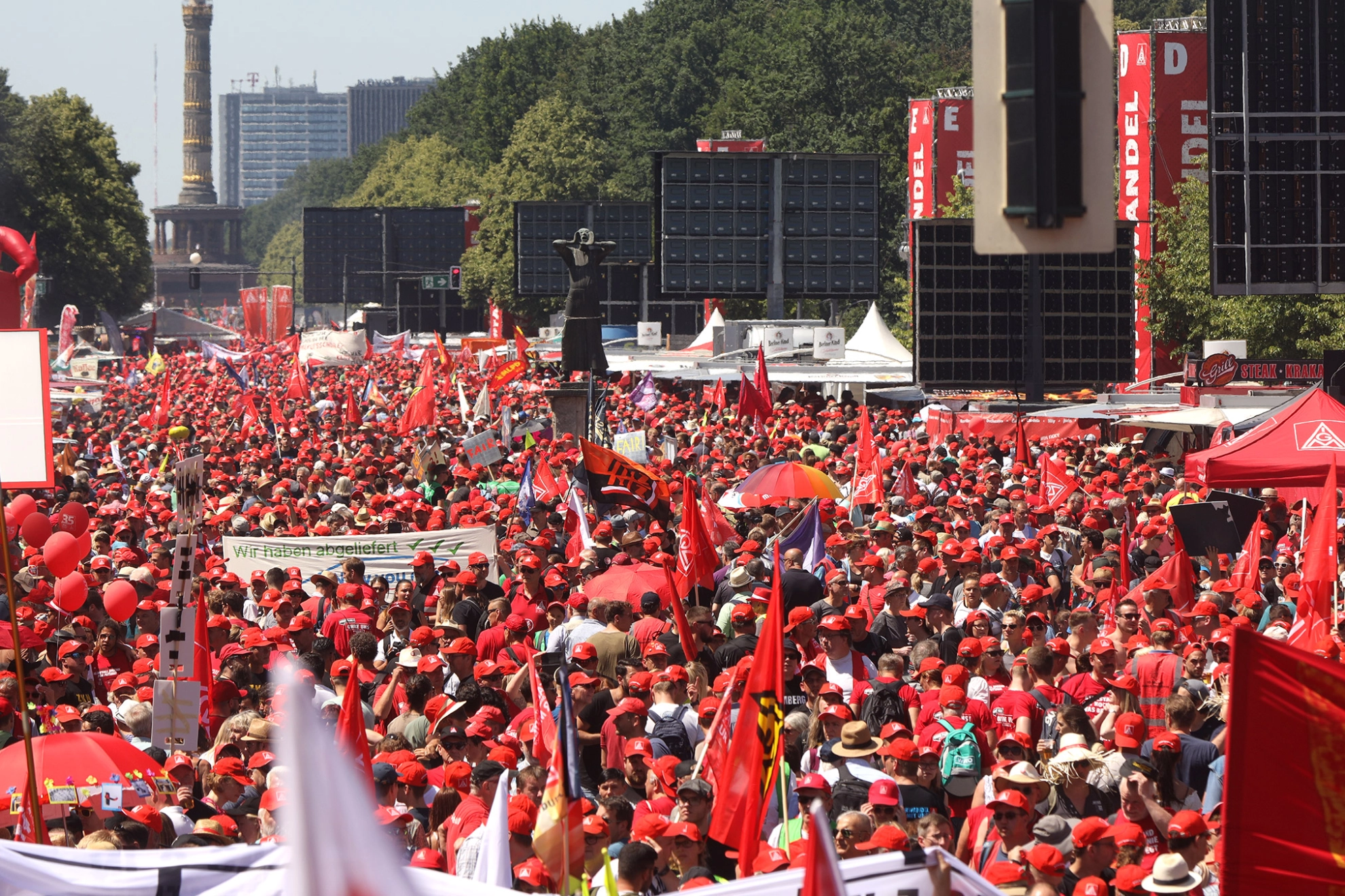 Über 50 000 Metallerinnen und Metaller demonstrieren am Brandenburger Tor in Berlin.