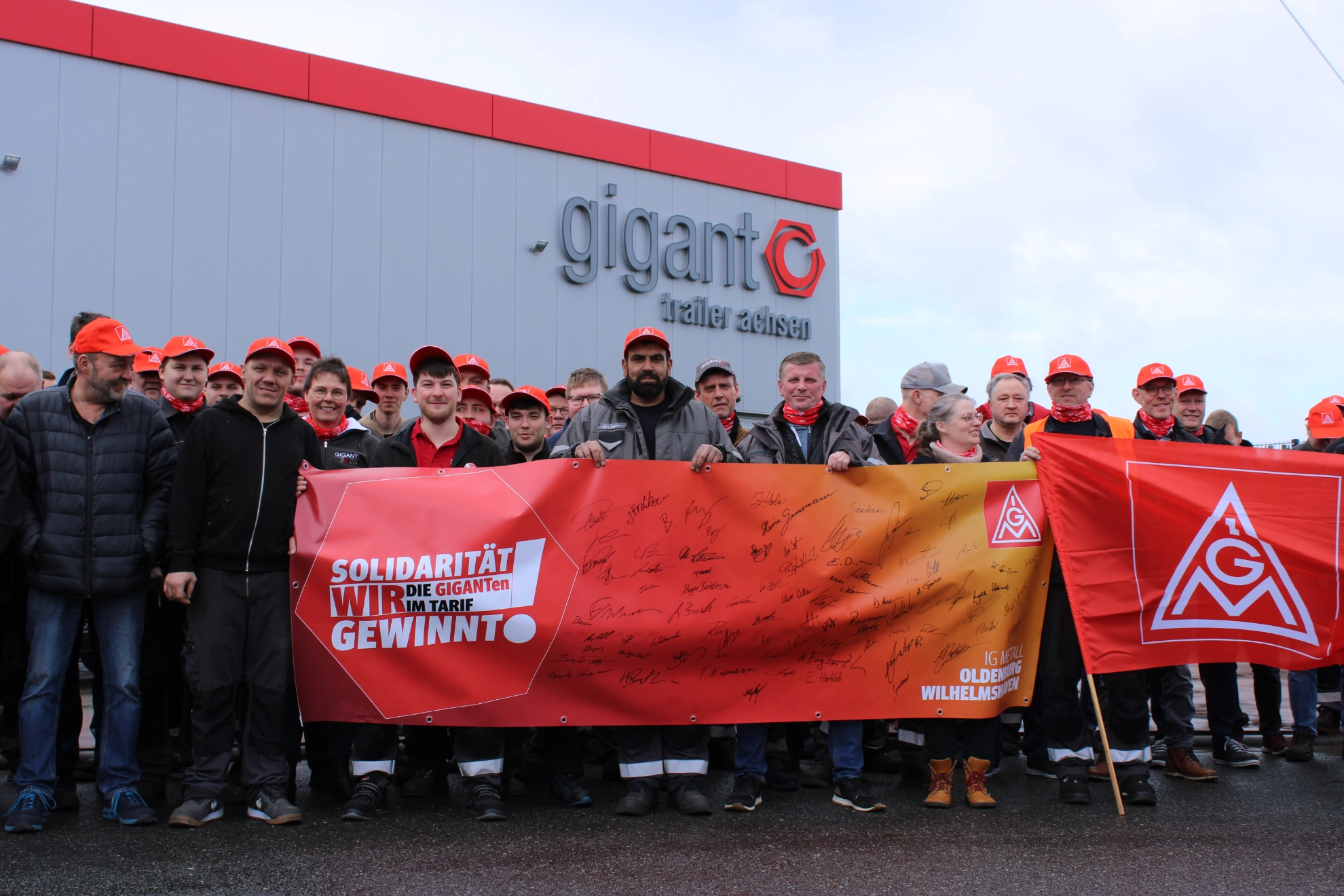 IG Metaller beim Warnstreik bei Hagola in Goldenstedt.