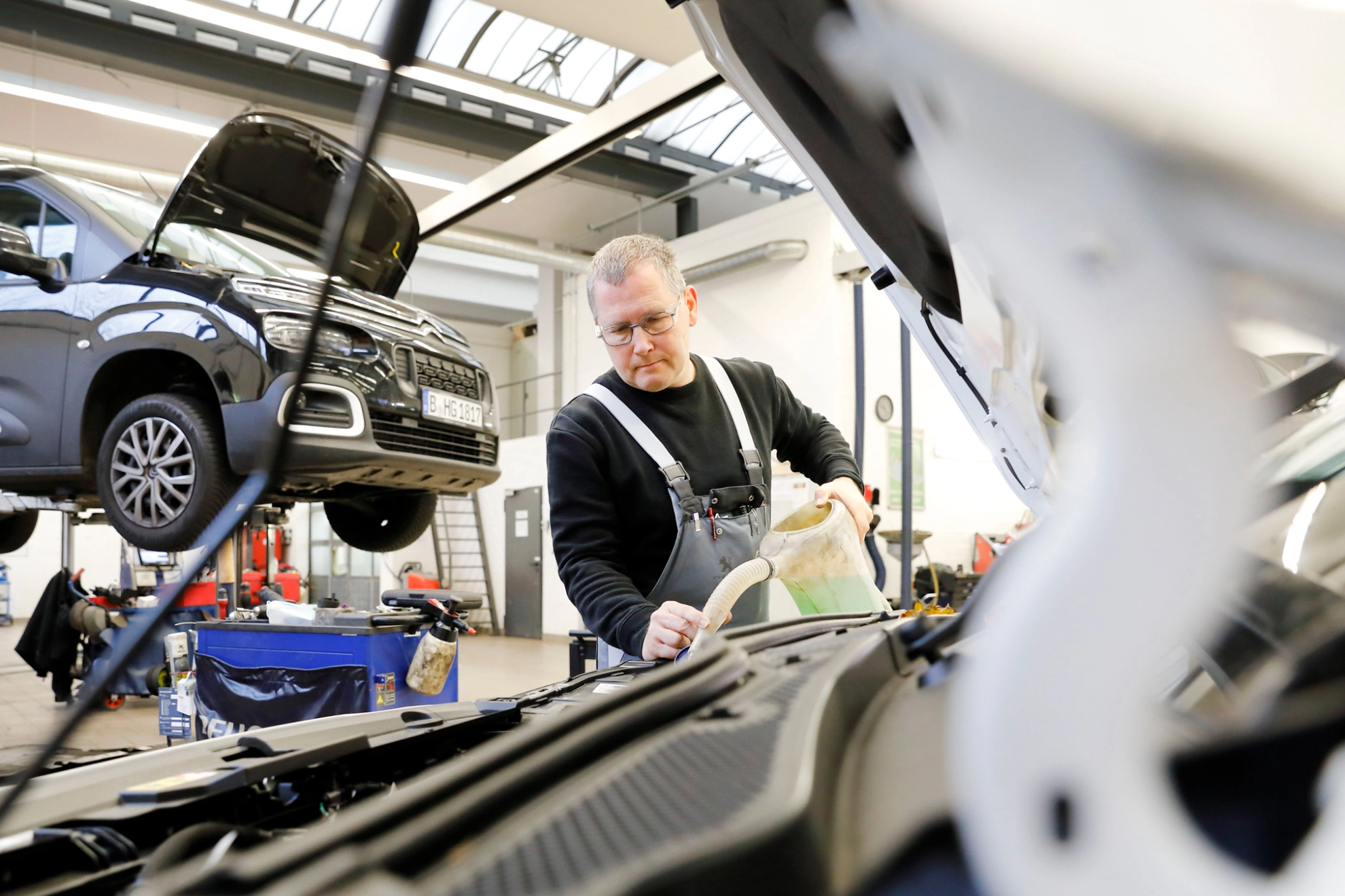 Alexander Großmann ist Mitarbeiter in der PSA Stellantis Werkstatt in Berlin