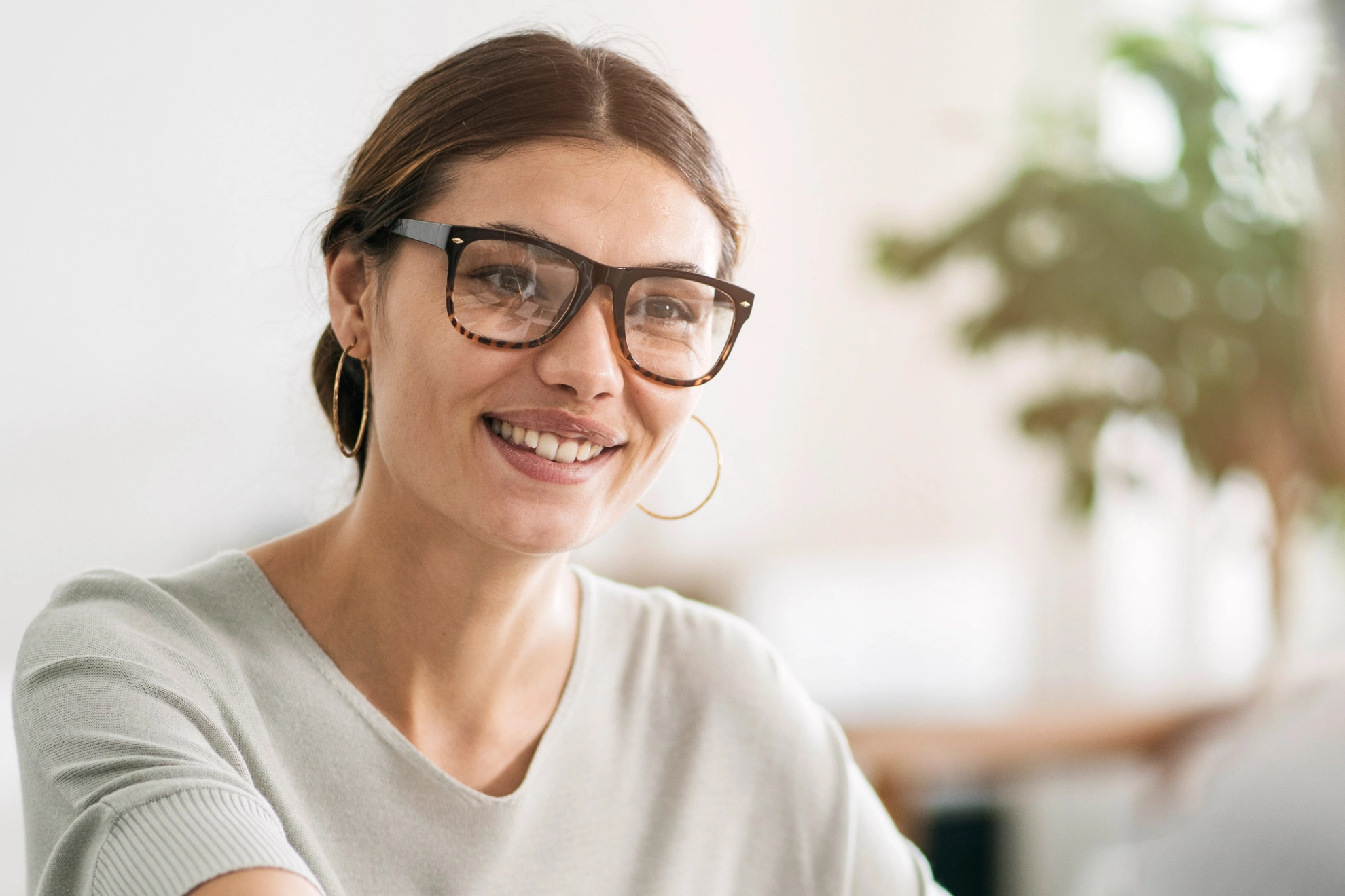 Junge Frau im Bewerbungsgespräch.