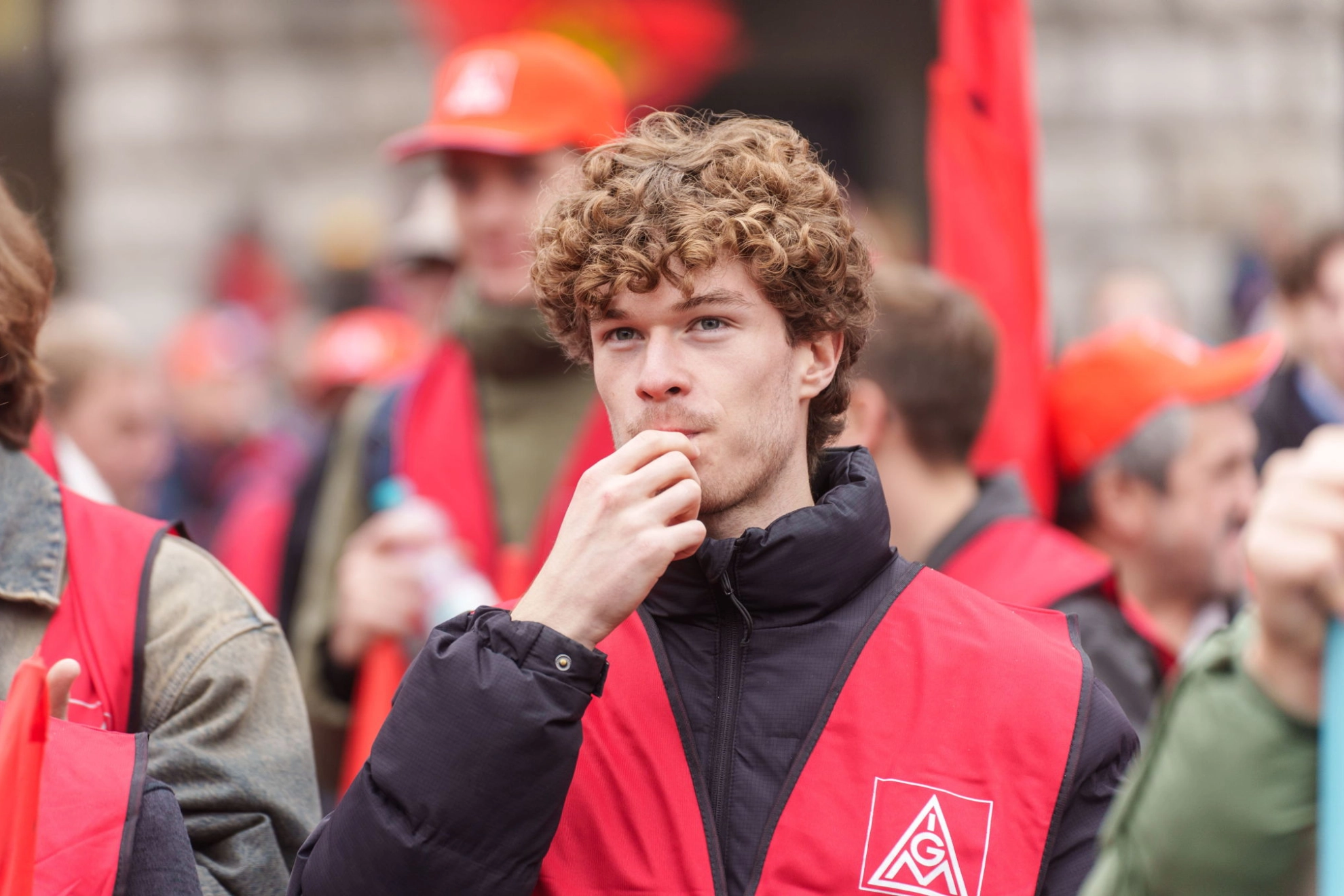 Ein junger Mann mit Trillerpfeife beim Warnstreik in der Metall-Tarifrunde