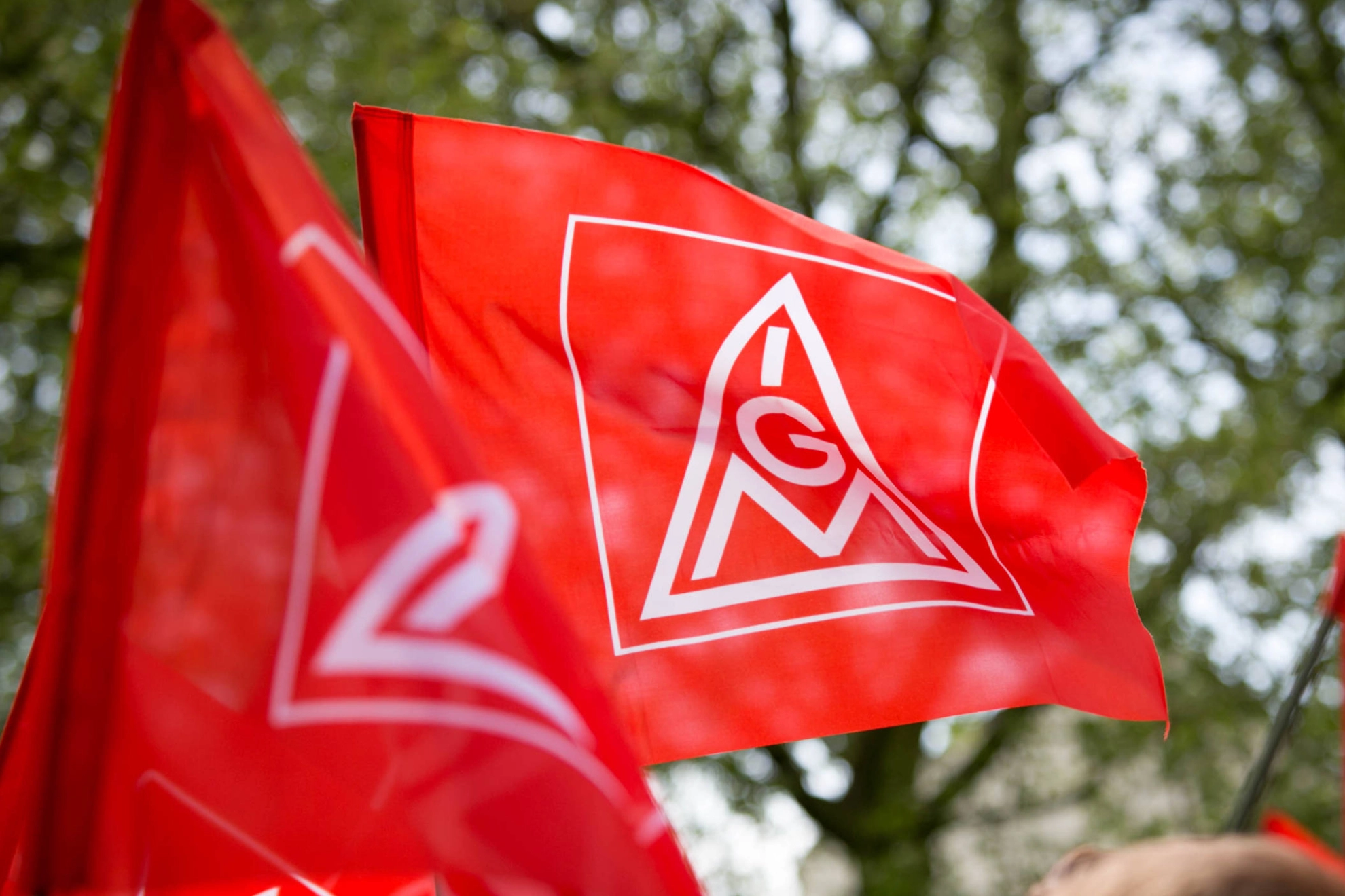Wehende IG Metall-Fahnen.