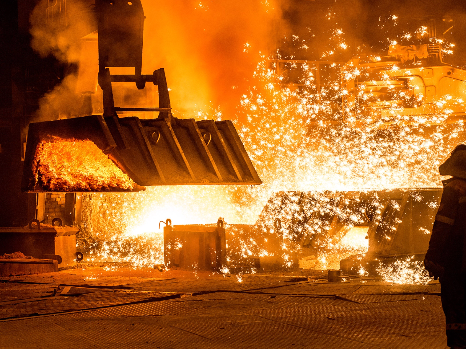 Gießen von flüssigem Metall in einem Stahlwerk
