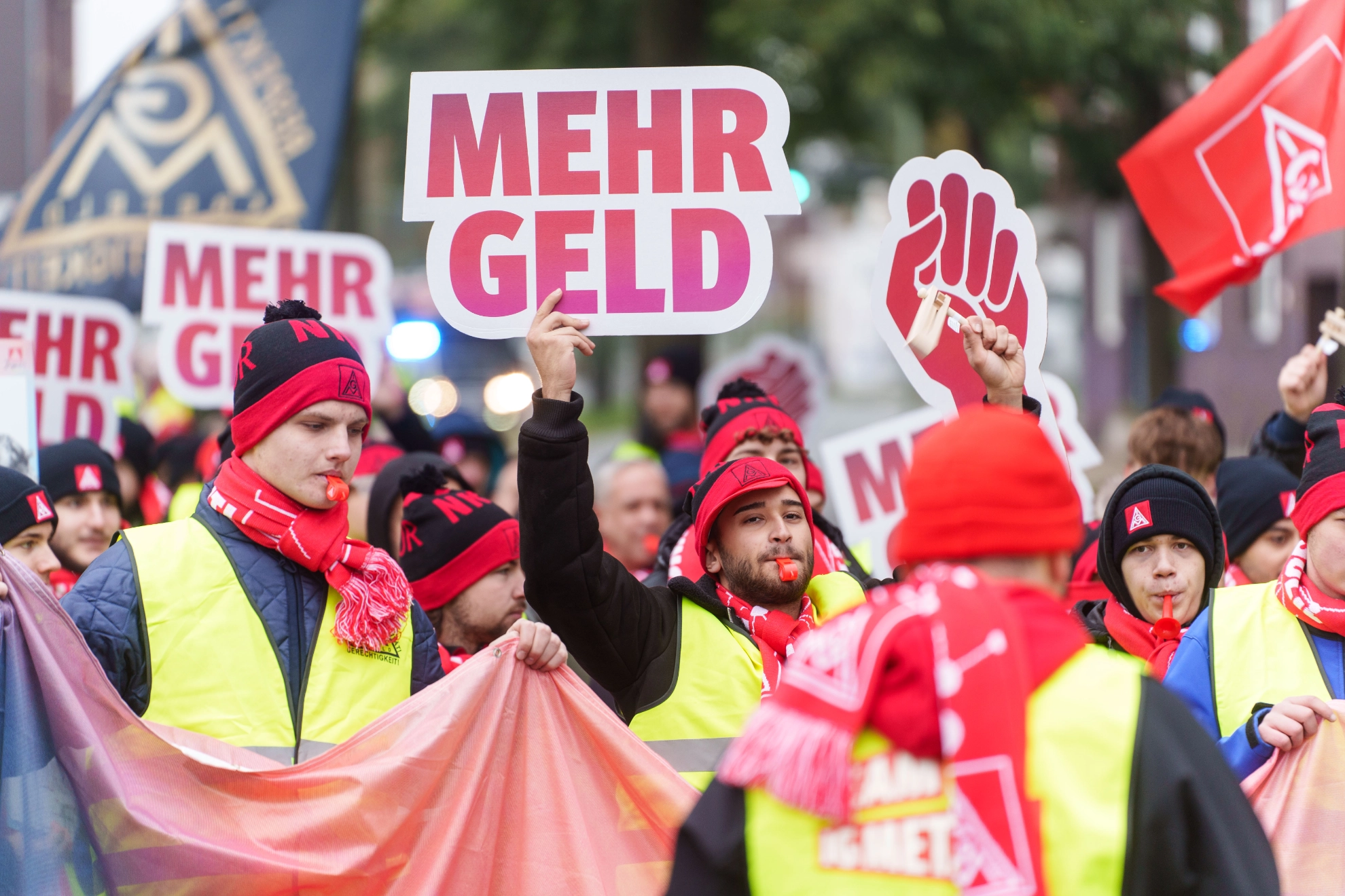 Junge Beschäftigte beim Warnstreik in der Metall-Tarifrunde