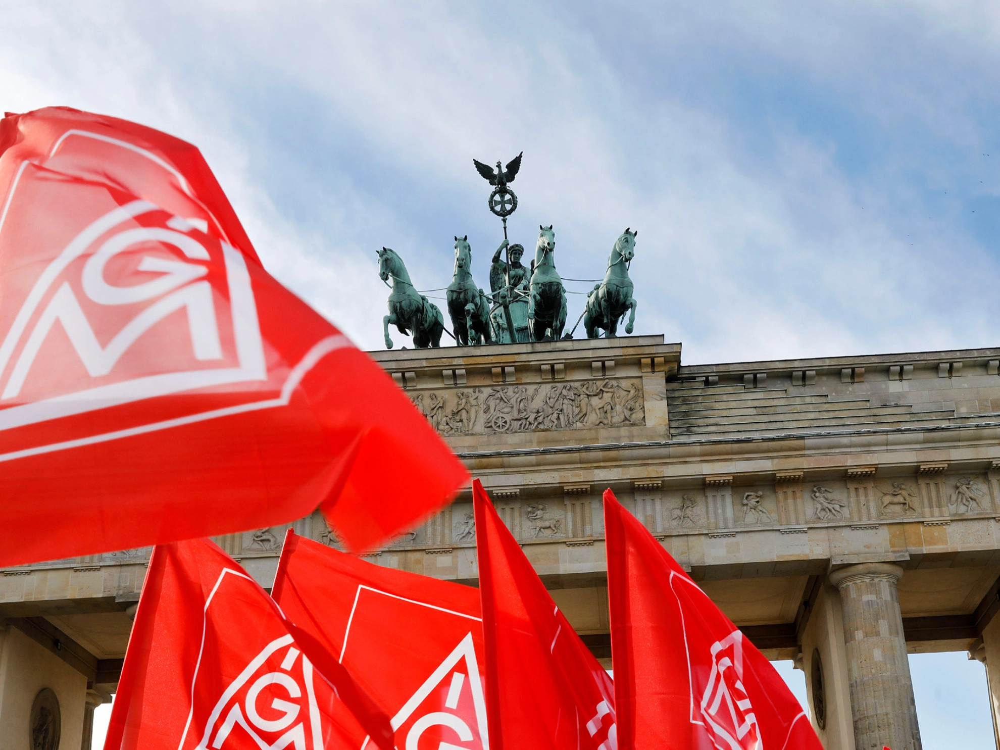 IG Metall Fahnen vor dem Brandenburger Tor