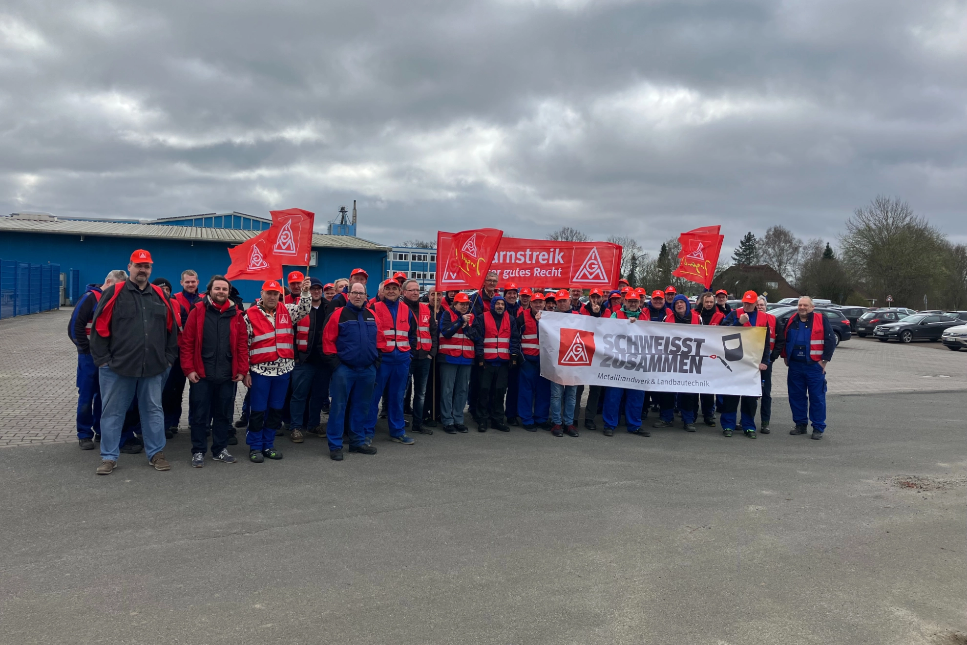 IG Metaller beim Warnstreik bei Hagola in Goldenstedt.