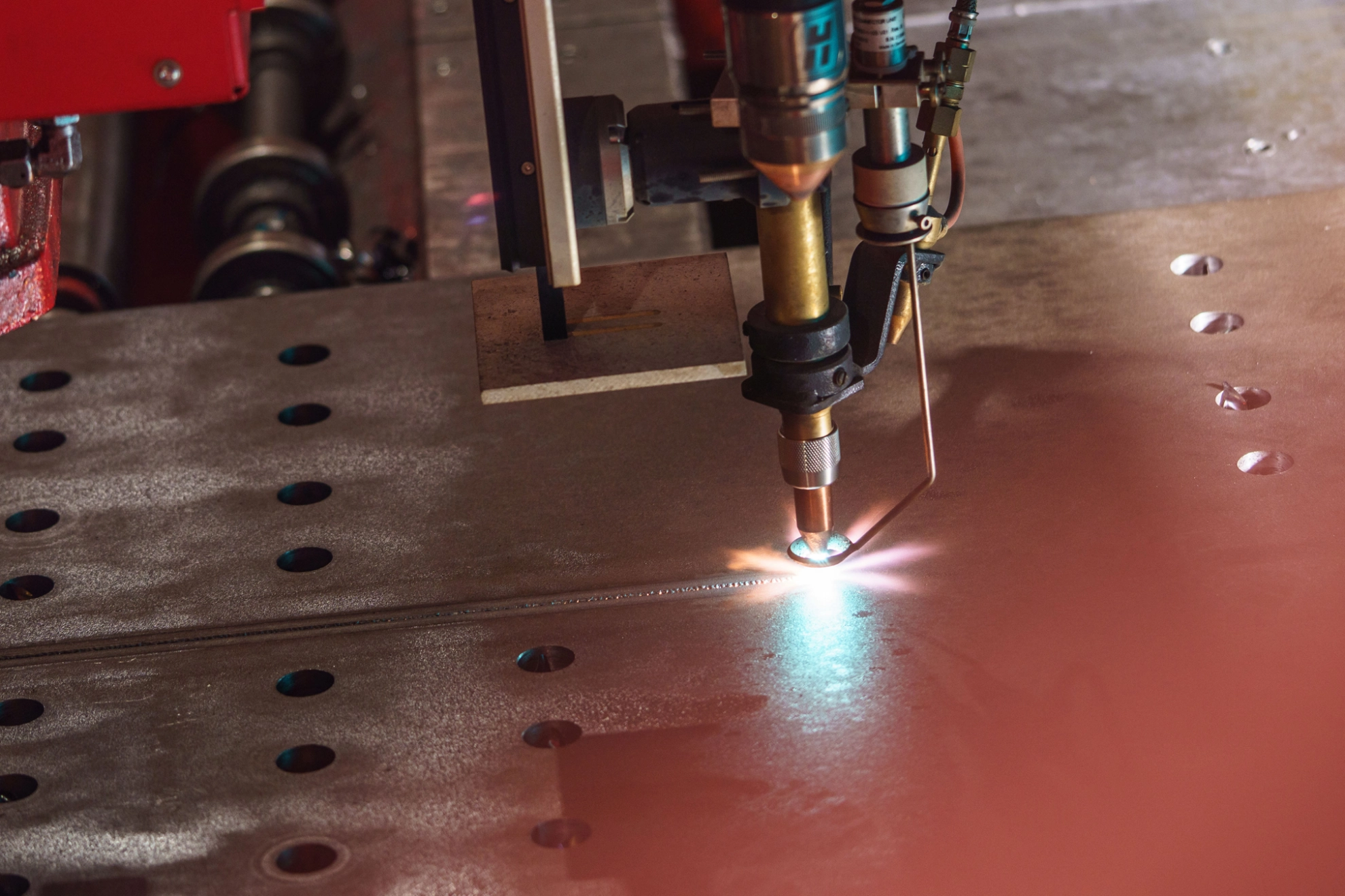 Nahaufnahme eines Schweißgerätes bei Donges SteelTec GmbH in Darmstadt