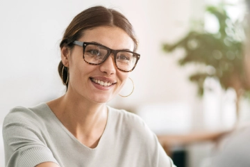Junge Frau im Bewerbungsgespräch.