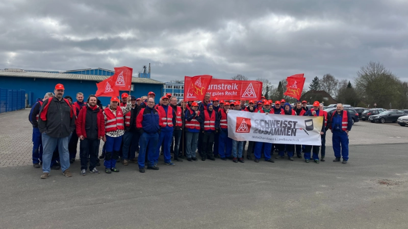 IG Metaller beim Warnstreik bei Hagola in Goldenstedt.